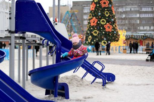 plac zabaw dla dzieci zima foto